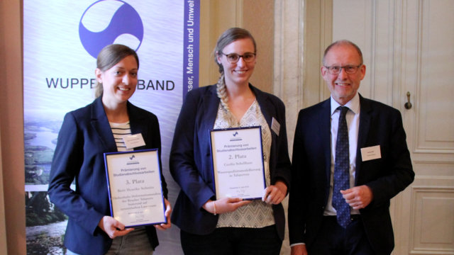 V.l.n.r: Berit Henrike Schmitz (3. Platz) Cecilia Schellhaas (2. Platz) Georg Wulf, Vorstand des Wupperverbandes